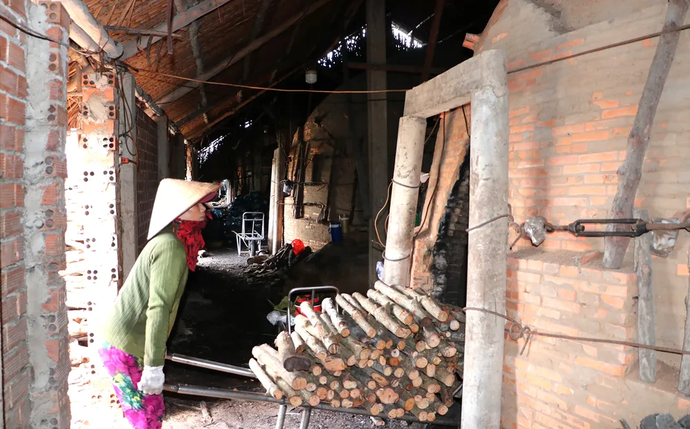 Holz in den Ofen legen, Holzkohlegrube vorbereiten PSA Anh9-Ham than 22.jpg