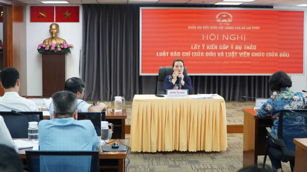 Đồng chí Huỳnh Thị Phúc, Phó Trưởng đoàn ĐBQH TPHCM chủ trì Hội nghị c0b60857ac4a26147f5b.jpg