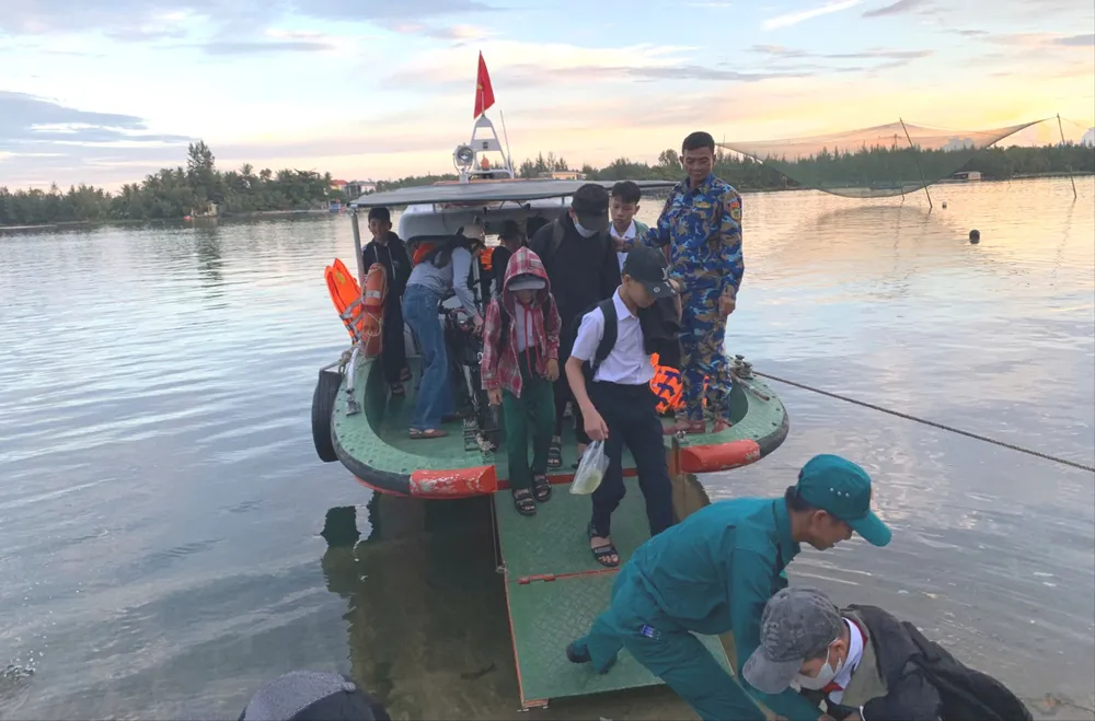 Mỗi ngày, lực lượng Bộ đội Biên phòng hỗ trợ khoảng 300 lượt người qua lại trên sông Trường Giang 25-9-pha-hong-bo-doi-bien-phong-dung-ca-no-1.jpg