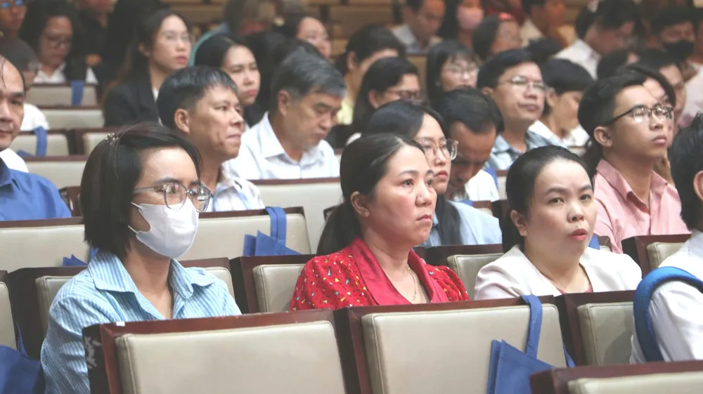 Đại diện các trung tâm ngoại ngữ, tin học chăm chú lắng nghe chỉ đạo của lãnh đạo Sở GD-ĐT TPHCM b936984f15669f38c677.jpg