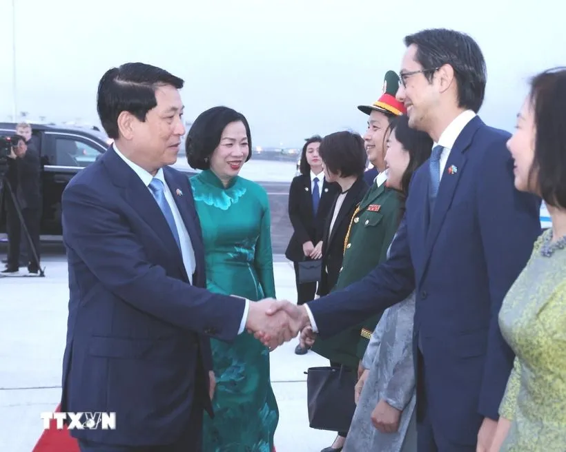 Đại sứ, Trưởng Phái đoàn Thường trực Việt Nam tại Liên hợp quốc Đỗ Hùng Việt tiễn Chủ tịch nước Lương Cường và Phu nhân tại sân bay John F. Kennedy, thành phố New York. Ảnh: TTXVN CTN-01.jpg