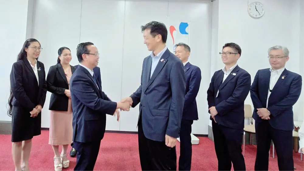 Ông Watanabe Shigeki, Phó Thống đốc tỉnh Osaka, Nhật Bản đón đoàn Osaka01.png