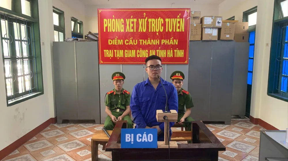 Bị cáo Trần Quang Huy tại phiên xử trực tuyến, được kết nối từ Trại tạm giam Công an tỉnh Hà Tĩnh tới phòng xét xử của Tòa án nhân dân tỉnh Hà Tĩnh, sáng 25-9 
