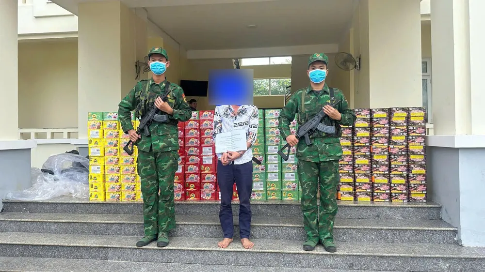 Đối tượng N.V.Đ. cùng tang vật lúc bị tạm giữ tại Đồn Biên phòng Tân Thành, Ban Chỉ huy BĐBP tỉnh Đồng Nai 1-7106-6215-edit.jpg
