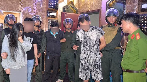 Công an Gia Lai bắt giữ nhiều người đang tổ chức, sử dụng trái phép các chất ma túy trên địa bàn phường Diên Hồng vào rạng sáng 15-9. Ảnh: CACC antt-blur.JPG