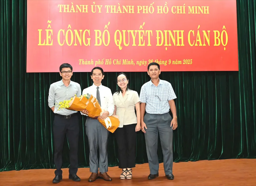 Lãnh đạo Nhà Xuất bản Tổng hợp TPHCM chúc mừng đồng chí Nguyễn Thành Lợi. Ảnh: VIỆT DŨNG c643b9f434c6be98e7d7.jpg