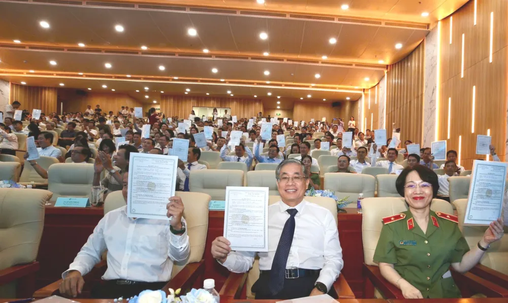 Các bệnh viện trên địa bàn cùng ký kết bản đồng thuận xây dựng và khai thác hiệu quả kho dữ liệu lớn của ngành y tế TPHCM. Ảnh: DŨNG PHƯƠNG z7051462794053_22eefef445a883ebba4a87af9861e8ef.jpg