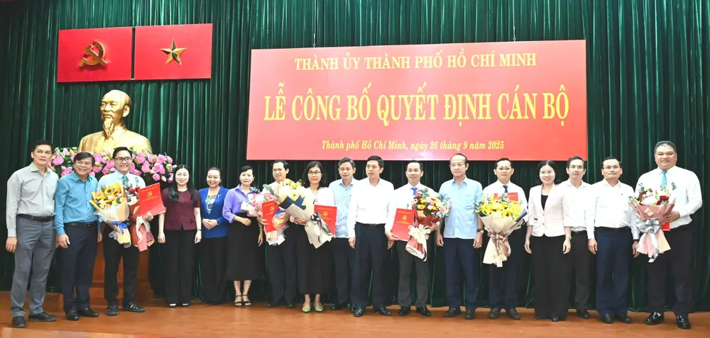 Các đồng chí được Ban Thường vụ Thành ủy TPHCM chỉ định nhận nhiệm vụ tại cơ sở. Ảnh: VIỆT DŨNG z7051962142751_96137693f066ad589aa17201c02eb03d.jpg