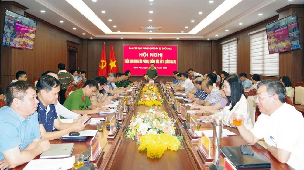 Phó Thủ tướng Chính phủ Trần Hồng Hà - Phó Trưởng ban Thường trực Ban Chỉ đạo Phòng thủ dân sự quốc gia, Trưởng Ban Chỉ huy tiền phương ứng phó bão số 10 chủ trì hội nghị tại điểm cầu Bộ CHQS tỉnh Thanh Hóa z7059001744083_cb3d93b3d29370e42807561f848f0088.jpg