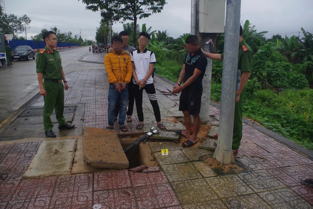 ចំណែកក្រុមចោរត្រូវបាននាំទៅកាន់កន្លែងកើតហេតុ ដើម្បីចាត់ការបន្ត ។ h5-1-8033-1609.JPG