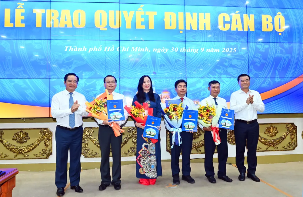 Chủ tịch UBND TPHCM Nguyễn Văn Được và Phó Chủ tịch UBND TPHCM Bùi Xuân Cường trao quyết định, tặng hoa chúc mừng Giám đốc và các Phó Giám đốc Sở QH-KT. Ảnh: VIỆT DŨNG nhansu2-1609.JPG