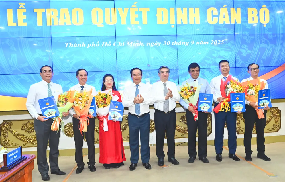 Đồng chí Nguyễn Văn Được và đồng chí Nguyễn Phước Lộc trao quyết định và hoa chúc mừng Ban Giám đốc Đài Phát thanh - Truyền hình TPHCM. Ảnh: VIỆT DŨNG nhansu3-1609.jpg