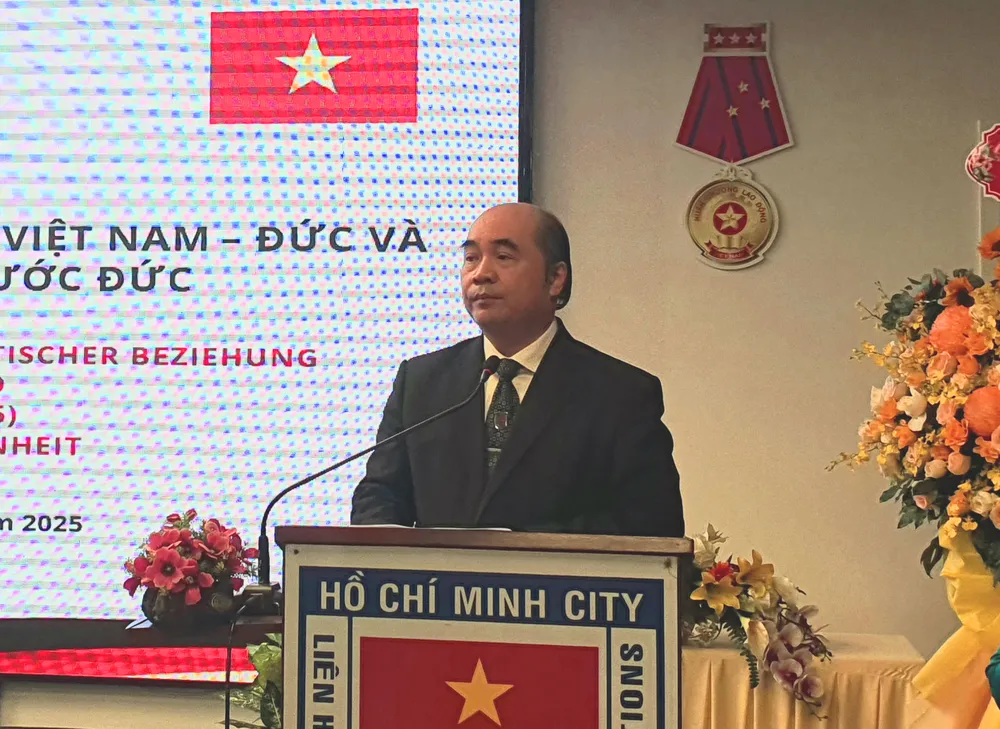 Phó Chủ tịch kiêm Tổng Thư ký HUFO Hồ Xuân Lâm phát biểu tại buổi họp mặt. Ảnh: THỤY VŨ THUYVU-3009-1609.JPG
