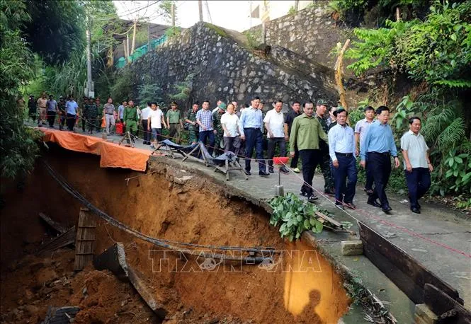 Phó Thủ tướng Mai Văn Chính kiểm tra một điểm sạt lở tại thôn Vĩnh Thiện, xã Chiêm Hóa. Ảnh: TTXVN anh01.jpg