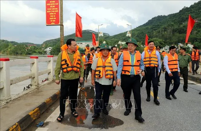 Phó Thủ tướng Mai Văn Chính kiểm tra công tác ứng phó, khắc phục hậu quả do bão số 10 gây ra tại xã Chiêm Hóa, tỉnh Tuyên Quang. Ảnh: TTXVN Anh02.jpg