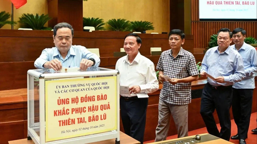 Chủ tịch Quốc hội Trần Thanh Mẫn và các đồng chí lãnh đạo Quốc hội, lãnh đạo các cơ quan của Quốc hội quyên góp, ủng hộ đồng bào khắc phục hậu quả thiên tai, bão lũ