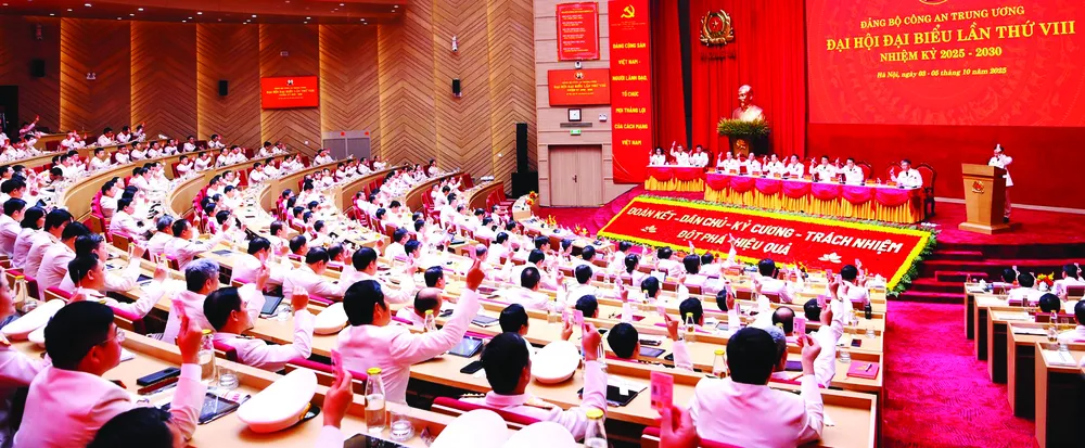 Các đại biểu biểu quyết tại Đại hội. Ảnh: BỘ CÔNG AN D2a.jpg