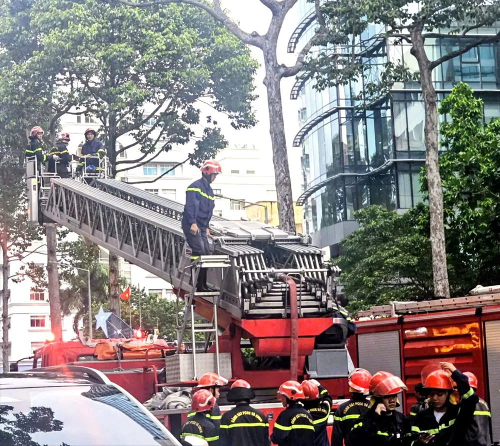 Cán bộ, chiến sĩ PCCC - CNCH trên xe thang tiếp cận hiện trường vụ cháy tại phường Cầu Ông Lãnh, TPHCM. Ảnh: THU HOÀI D5A.jpg