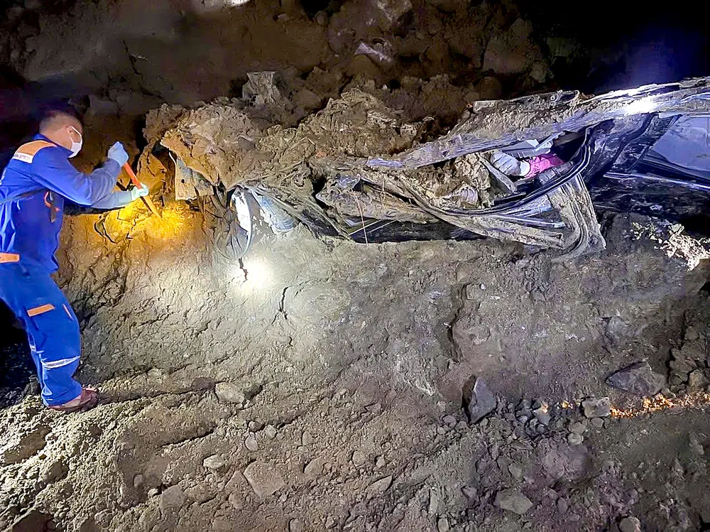 Authorities worked through the night to rescue a pickup truck carrying three people after a mountain collapsed in Minh Luong commune (Lao Cai province). D7b.jpg