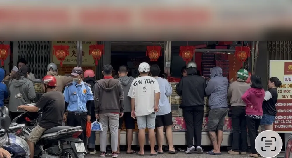Người dân xếp hàng mua bánh trung thu tại tiệm bánh 40 năm tuổi ở TPHCM. Ảnh: PS banh1 copy.jpg