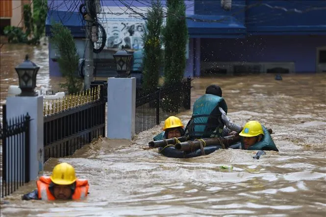 Lực lượng cứu hộ hỗ trợ người dân sơ tán khỏi khu vực ngập lụt tại Lalitpur, Nepal. Ảnh tư liệu: TTXVN nepal01.jpg