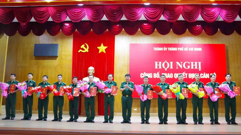 Đại tá Trần Thanh Đức, Chỉ huy trưởng Ban Chỉ huy Bộ đội Biên phòng TPHCM trao quyết định đến 15 cán bộ Đồn Biên phòng tham gia ban chấp hành đảng bộ xã, phường, đặc khu. anh 2.JPG