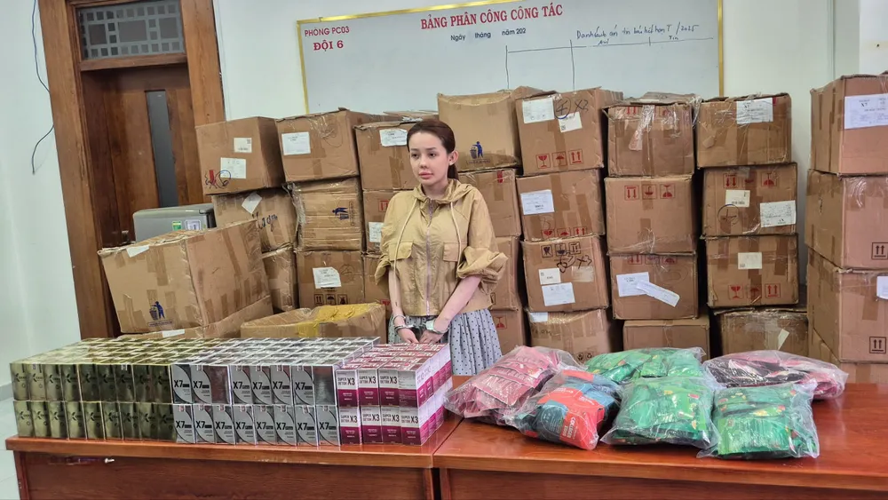 Đối tượng Võ Thị Ngọc Ngân cùng tang vật. Ảnh: CA