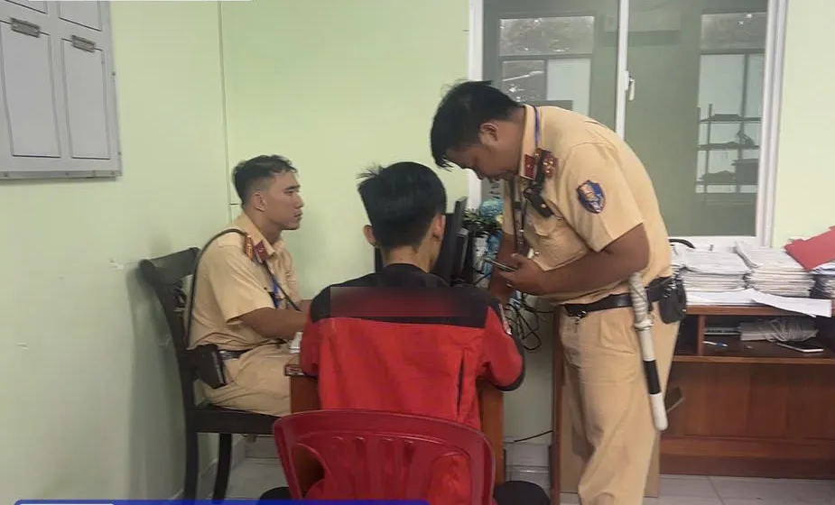 CSGT làm việc và tuyên truyền cho anh V.Q.T. nhận thức về hành vi sai quai-xe-blur.JPG