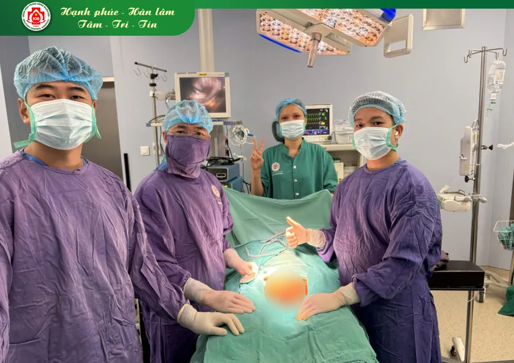 Các bác sĩ BV 108 thực hiện ca phẫu thuật chỉnh sửa cho người bệnh có bộ gene nam nhưng mang hình thể nữ giới. Ảnh: BVCC 1-6317-1127-blur.JPG