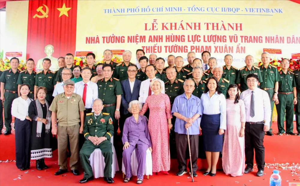 Delegados tiram fotos de recordação na cerimônia de posse. Foto: VO THUONG z7147294683401_bb28406bb09d2c4683a99db6b4bc5634.jpg