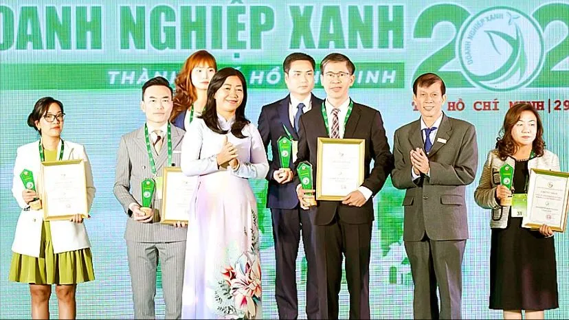 Các doanh nghiệp được trao tặng danh hiệu Doanh nghiệp Xanh năm 2024. Ảnh: HOÀNG HÙNG Y1c.jpg