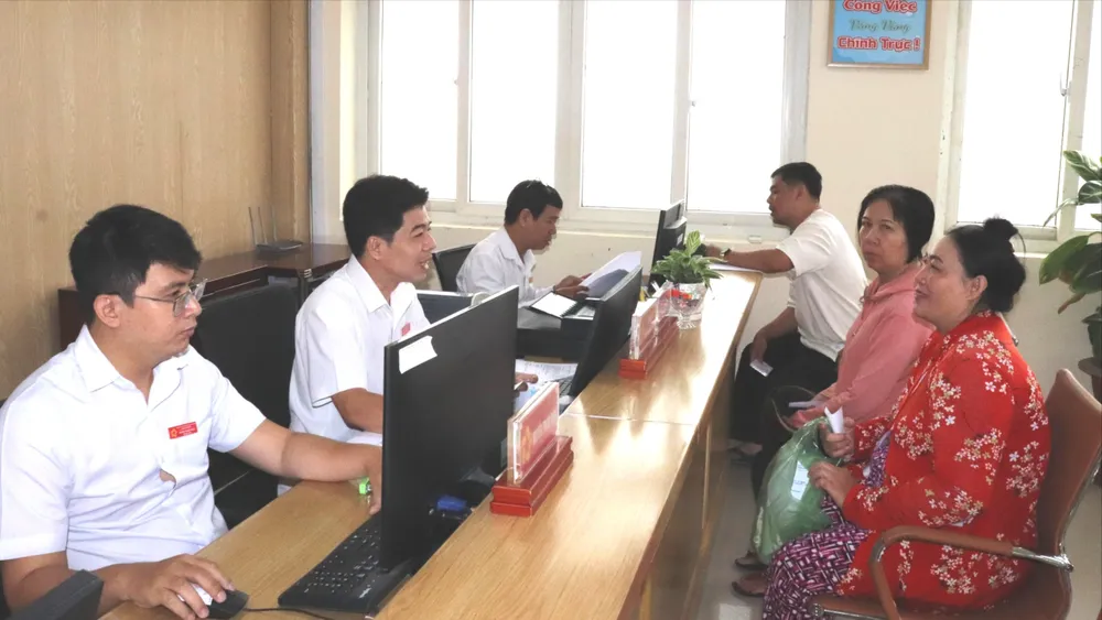 Cán bộ, công chức phường Bình Đông (TPHCM) thi đua lấy sự hài lòng của người dân làm thước đo  phục vụ Y3a.jpg