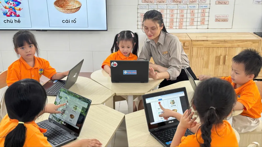 Học sinh Trường Mầm non Hoa Lư (phường Sài Gòn, TPHCM) trong giờ học có ứng dụng AI.  Ảnh: THU TÂM Y5A.jpg