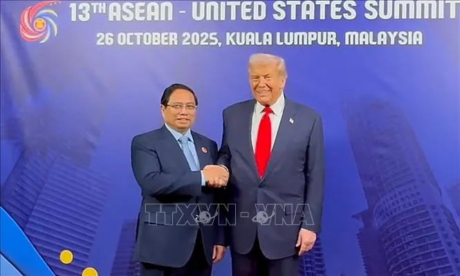 Thủ tướng Phạm Minh Chính gặp Tổng thống Hoa Kỳ Donald Trump tại Hội nghị Cấp cao ASEAN - Hoa Kỳ lần thứ 13. Ảnh: TTXVN PMchinh.jpg