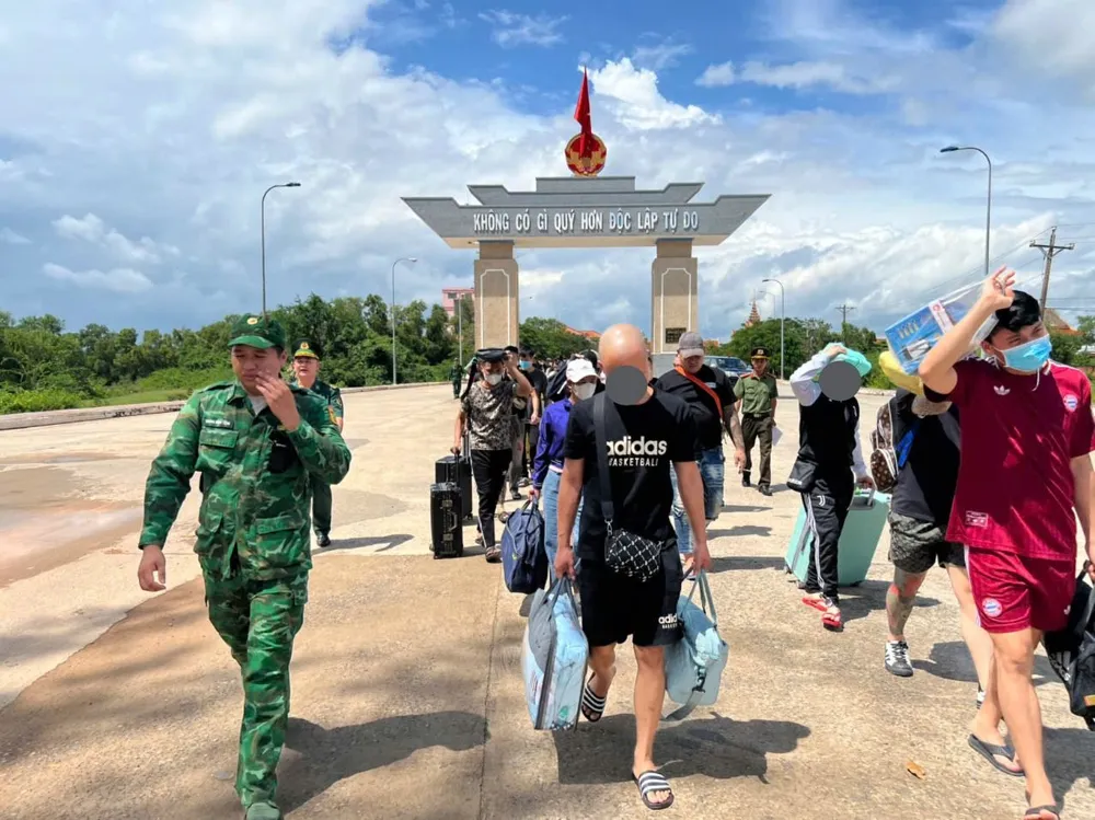 Các công dân từ cửa khẩu về Việt Nam vào trưa 27-10. Ảnh: NAM KHÔI 32221900310350008753.jpg