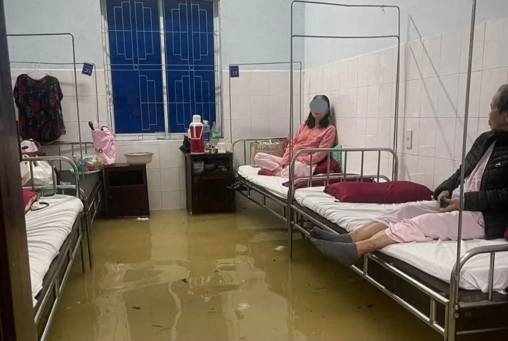 Bệnh nhân ở tầng 1 được hỗ trợ lên tầng cao ở Bệnh viện Trung ương Huế IMG-80a2fa318b2ca1fc14b78576f2575545-V.jpg