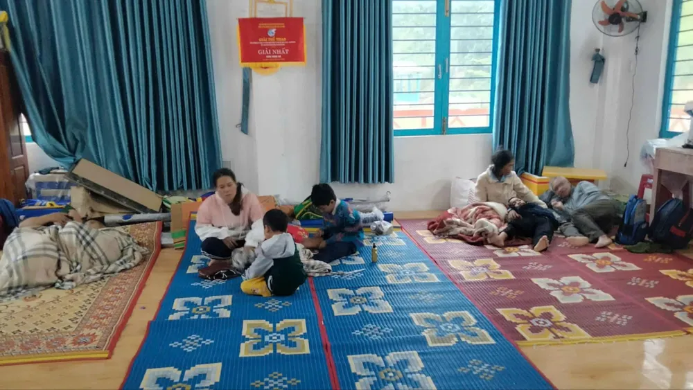 Người dân xã La Dêê được đưa đến nơi an toàn z7160359319368_f465976a6166e158431175d0231f258f.jpg