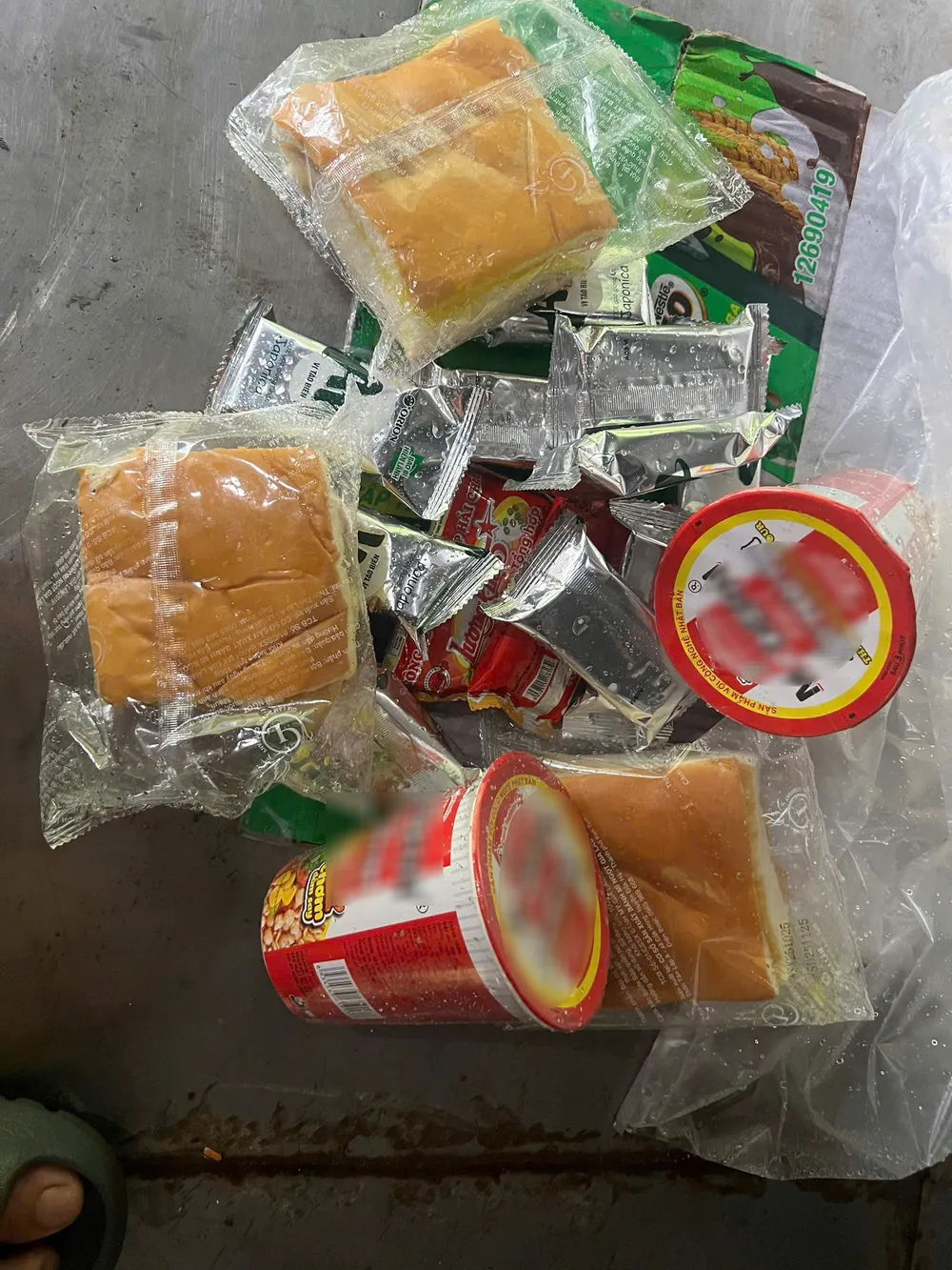 Một phần thực phẩm được đoàn cứu hộ tiếp tế cho chị Lệ sử dụng lúc bị mắc kẹt cuegrfads-1426-3025-blur.JPG