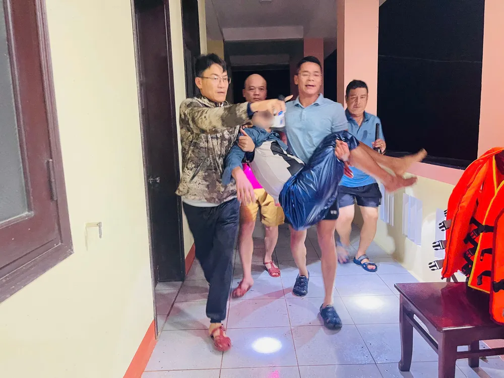 Ông Trần Ngọc Dương, Bí thư Đảng ủy phường Hóa Châu, TP Huế, tham gia ứng cứu và chăm sóc sức khỏe người đuối nước img-20251029-073353-9521-blur.JPG