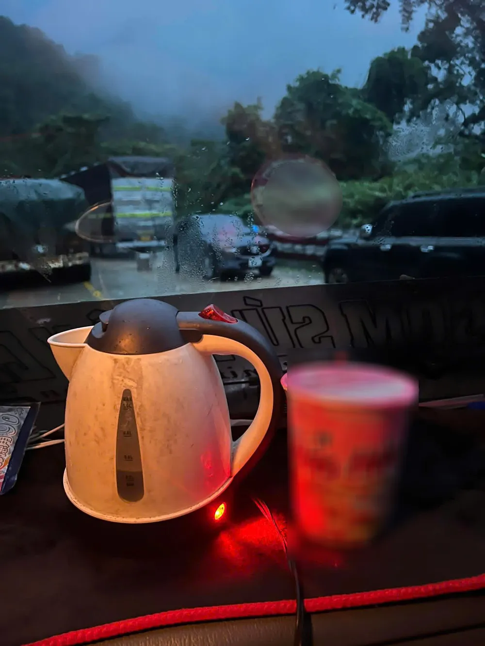 Mì tôm được đội cứu hộ tiếp tế, được chị Lệ gọi là một trong các gói mì tôm ngon nhất từng ăn utrefdas-7596-7602-blur.JPG