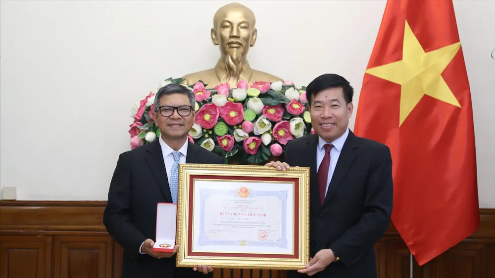 Thứ trưởng Bộ Ngoại giao Nguyễn Mạnh Cường thay mặt Chủ tịch nước trao Huân chương Hữu nghị đến ngài Denny Abdi, Đại sứ Đặc mệnh Toàn quyền Indonesia tại Việt Nam
