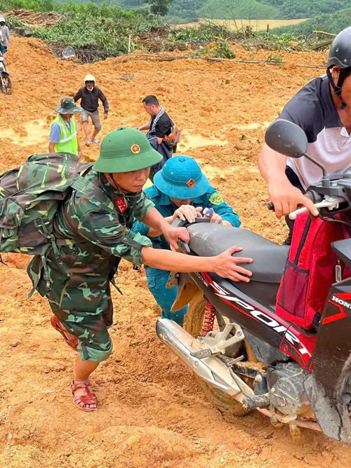 Các chiến sĩ Lữ đoàn 270 hỗ trợ người dân vượt sạt lở vào Trà Tân 3-7144-118 copy.JPG