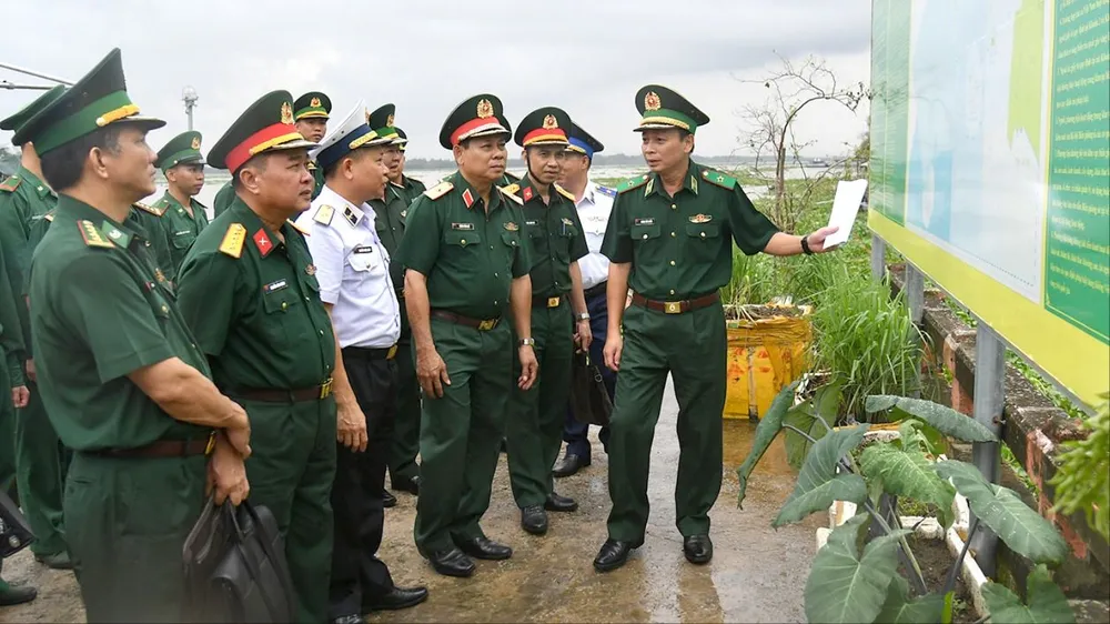 Đoàn công tác kiểm tra thực tế tại Trạm Kiểm soát Biên phòng Kênh Dài. Ảnh: PHƯƠNG VŨ