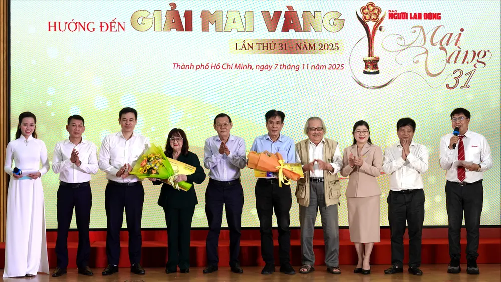 Chương trình "Mai Vàng tri ân" trao quà đến nhà thơ Lê Minh Quốc và chương trình "Mai Vàng nhân ái" trao quà đến nghệ sĩ Trang Bích Liễu. Ảnh: THÚY BÌNH