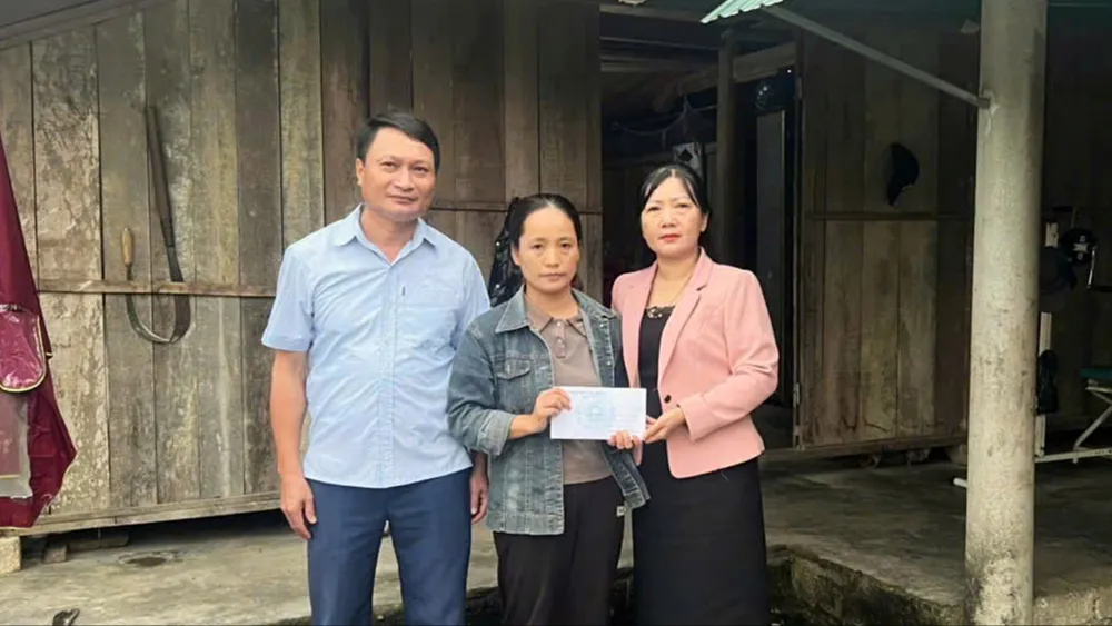 Lãnh đạo UBND xã Vũ Quang trao 10 triệu đồng của bạn đọc Báo SGGP tới chị Nguyễn Thị Giang (vợ anh Phan Văn Mỹ)