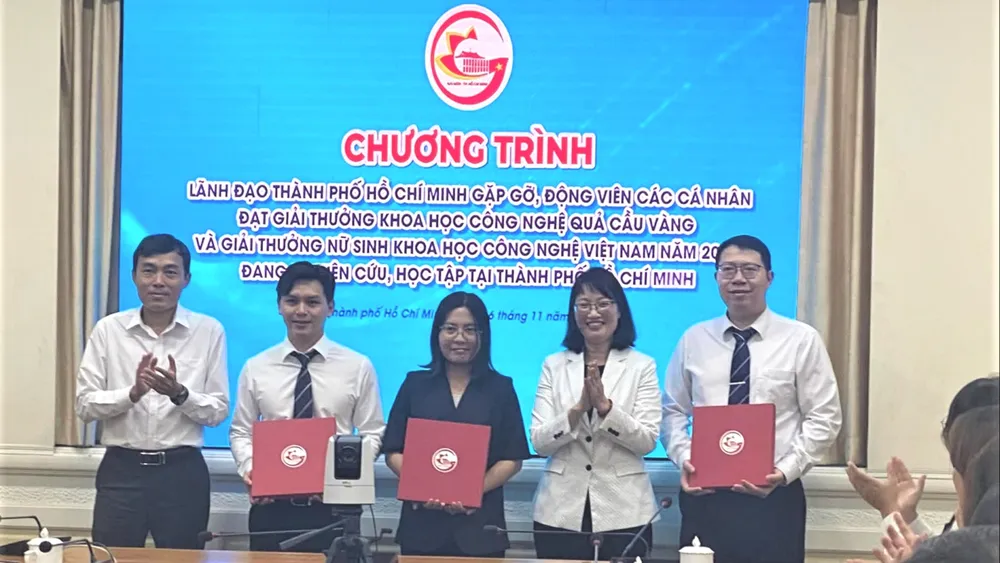 Đồng chí Trần Thị Diệu Thúy, Thành ủy viên, Phó Chủ tịch UBND TPHCM tặng quà cho các nhà khoa học trẻ đạt giải thưởng Quả cầu vàng năm 2025. Ảnh: THANH HÙNG