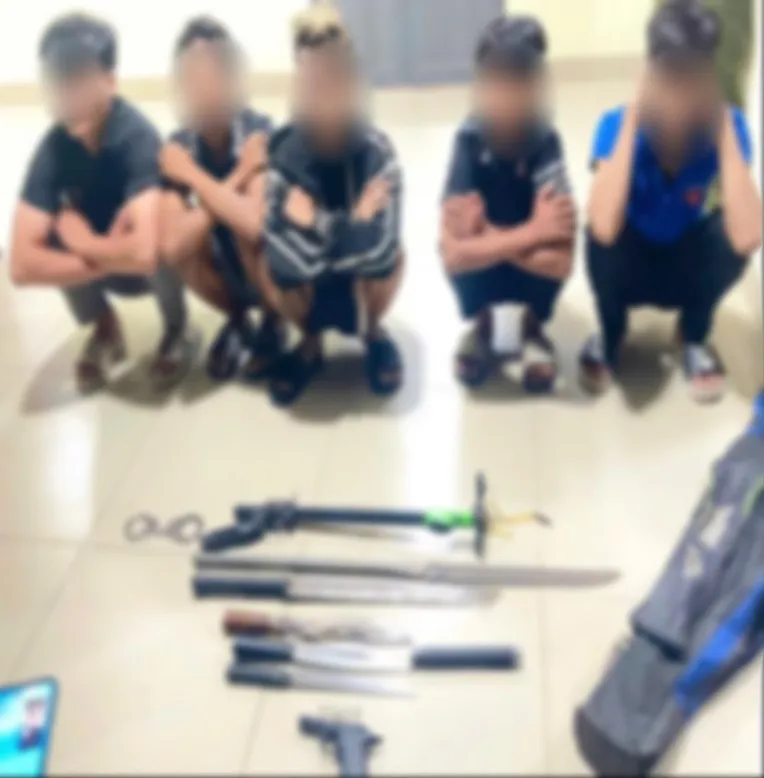 Công an Đồng Nai đã kịp thời ngăn chặn nhóm thanh niên chuẩn bị mang vũ khí thô sơ đi hỗn chiến. Ảnh: CACC