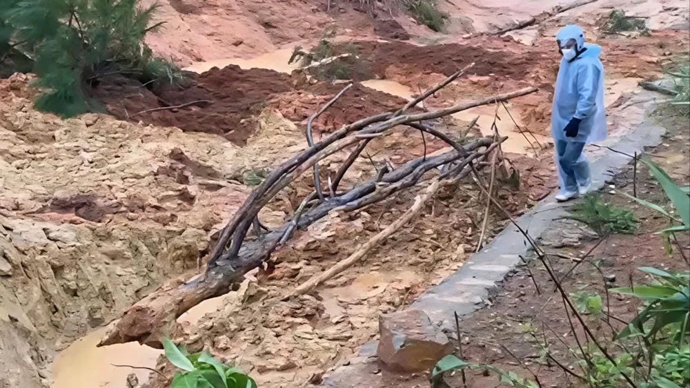 Quảng Ngãi: Sạt lở hàng ngàn mét khối đất, chia cắt Quốc lộ 24