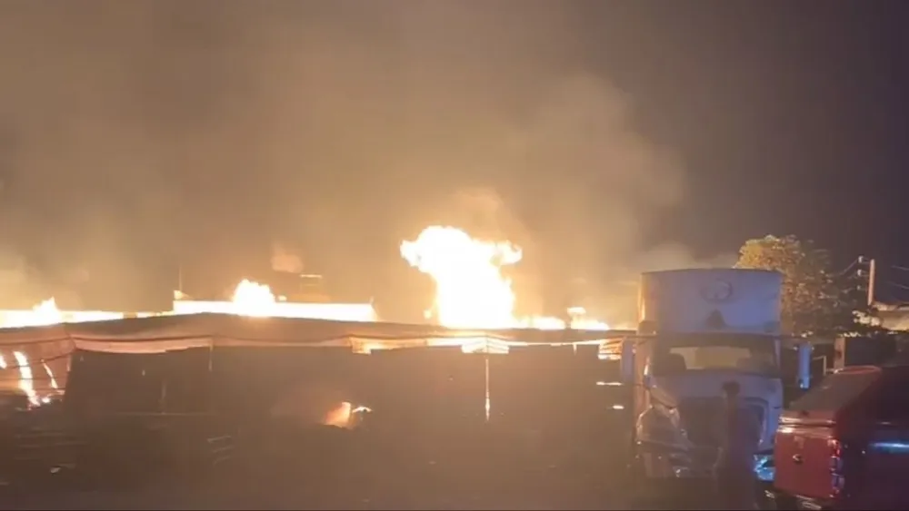 Cháy kho gỗ lúc rạng sáng 