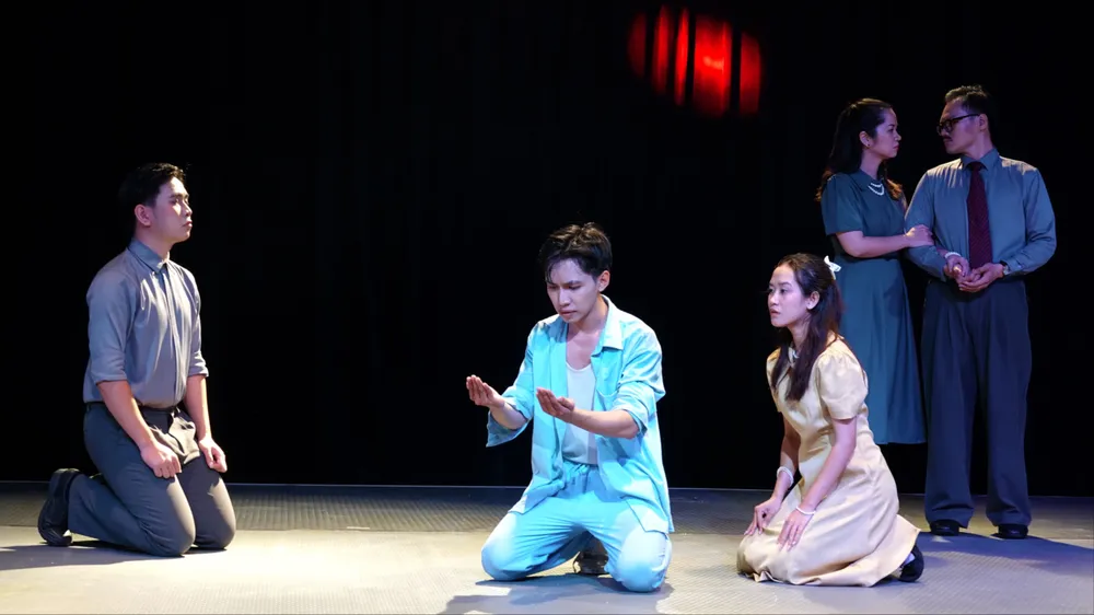 Các diễn viên trẻ dốc hết sức mình qua từng vai diễn trong vở kịch hình thể "Cuộc chia tay tháng sáu". Ảnh: THÚY BÌNH 